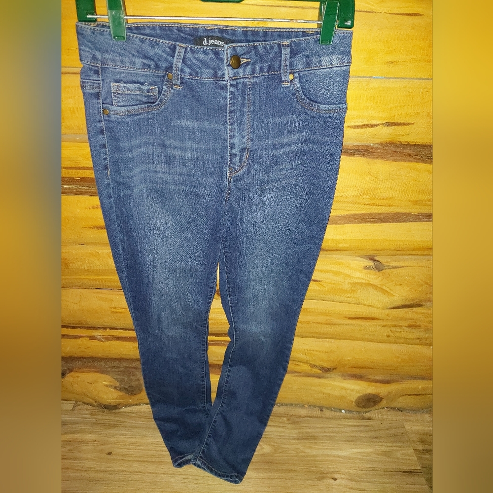 (6) d. Jeans